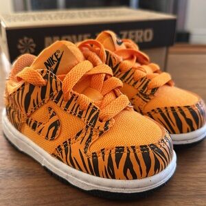 ✨SOLD✨ NIKE dunk low “tiger stripes” baby